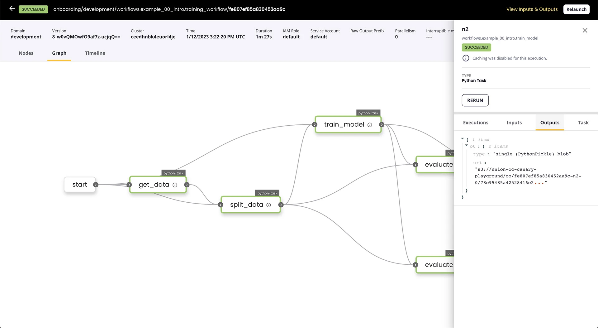 La imagen muestra cómo funciona la función de linaje de datos para rastrear el movimiento y la transformación de los datos a lo largo del ciclo de vida de los datos y los flujos de trabajo de aprendizaje automático.