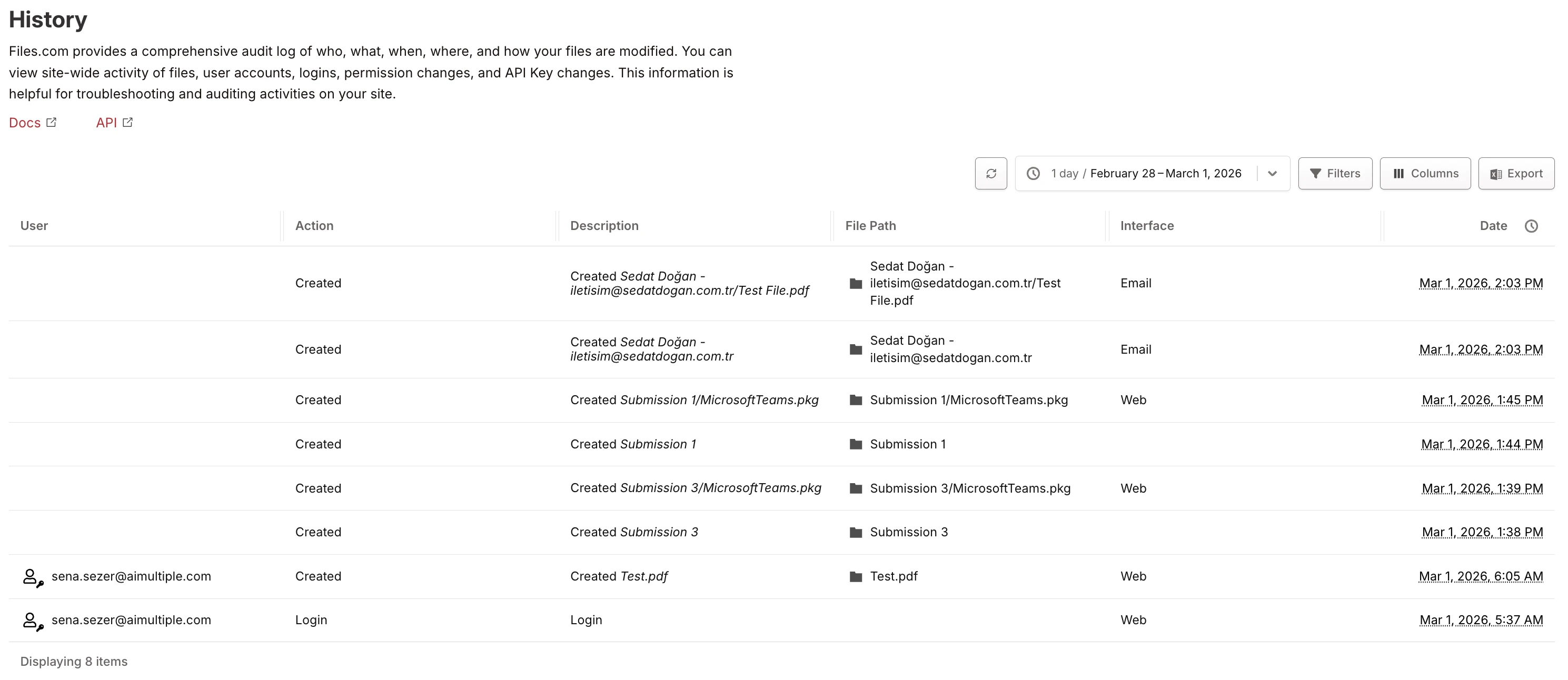 Page History montrant le journal d'audit à l'échelle du site avec les colonnes User, Action, Description, File Path, Interface et Date ; les entrées montrant la soumission par email dans la boîte de réception, les téléchargements par formulaire web et la connexion administrateur